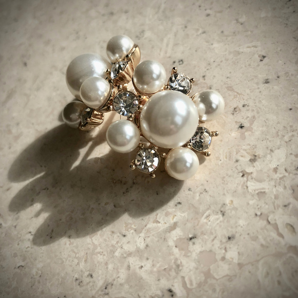 🛍2/$20🛍 Pearl & Crystal Cluster Stud Earrings - Picture 4 of 5